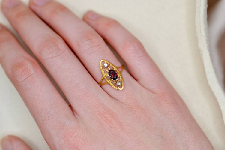 Bague 55 Bague Art Nouveau navette en or jaune 18 carats grenat et diamants 58 Facettes 3810