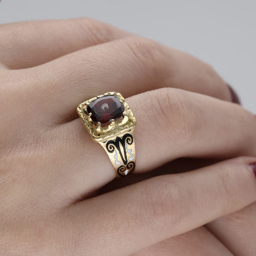 Bague 54 Bague chevalière Napoléon III en or jaune 18K avec émail et grenat, taille 54 58 Facettes FB10425