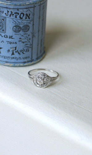 Bague 59 Bague cible Art Déco en or blanc 18kt, platine et diamants 58 Facettes