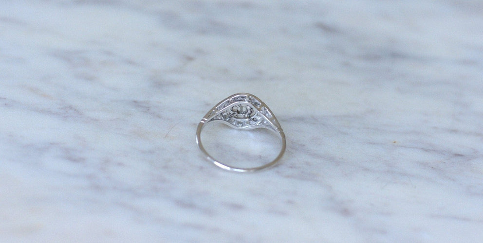 Bague 59 Bague cible Art Déco en or blanc 18kt, platine et diamants 58 Facettes
