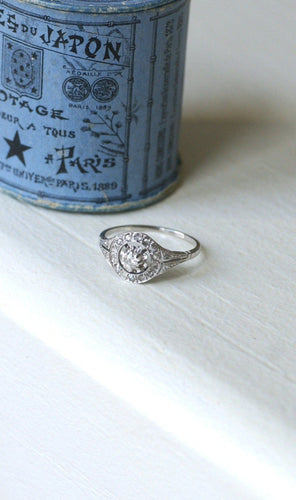 Bague 59 Bague cible Art Déco en or blanc 18kt, platine et diamants 58 Facettes