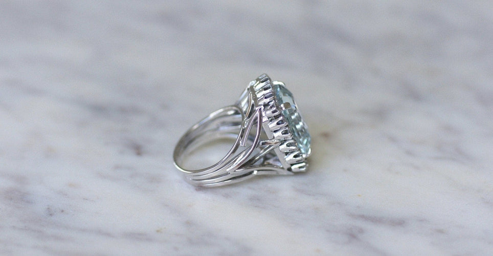 Bague 56 Bague cocktail en or blanc 18k et aigue-marine, entourage diamants 58 Facettes