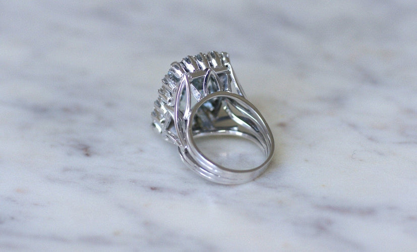 Bague 56 Bague cocktail en or blanc 18k et aigue-marine, entourage diamants 58 Facettes