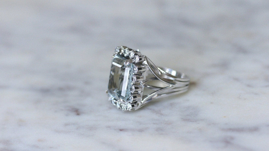 Bague 56 Bague cocktail en or blanc 18k et aigue-marine, entourage diamants 58 Facettes