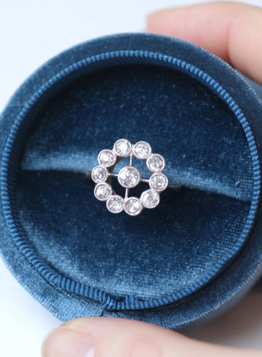 https://cdn.shopify.com/s/files/1/0075/4588/0666/products/bague-de-fiancailles-marguerite-ancienne-or-platine-et-diamants-514160.jpg?v=1749747236