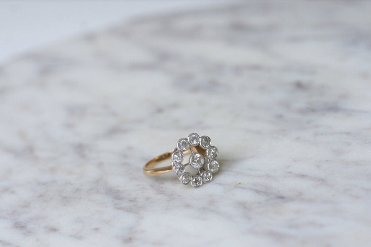 https://cdn.shopify.com/s/files/1/0075/4588/0666/products/bague-de-fiancailles-marguerite-ancienne-or-platine-et-diamants-768190.jpg?v=1645716760