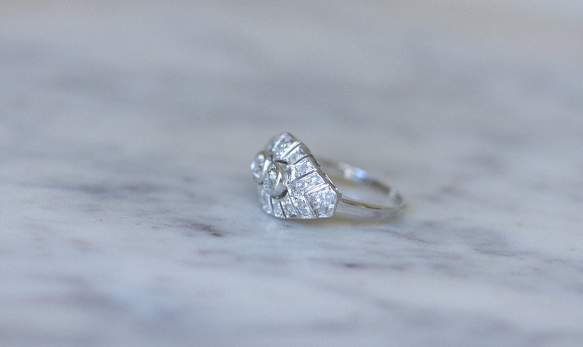 Bague 57 Bague dôme Art déco en platine et diamants 58 Facettes