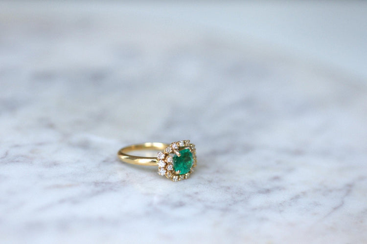 Bague 56 Bague émeraude coussin 1,52 cts en or jaune et diamants 58 Facettes