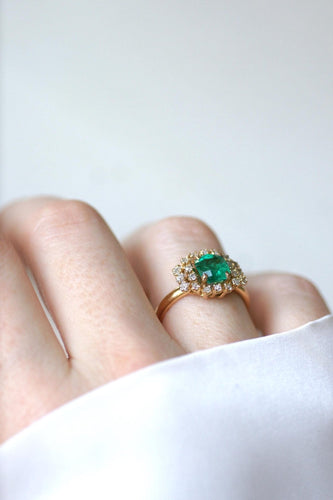 Bague 56 Bague émeraude coussin 1,52 cts en or jaune et diamants 58 Facettes