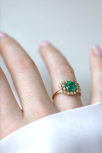 Bague 56 Bague émeraude coussin 1,52 cts en or jaune et diamants 58 Facettes