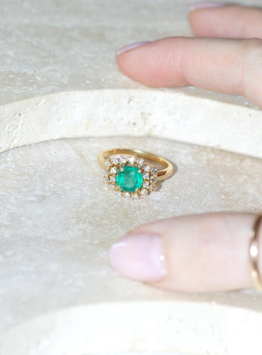 Bague 56 Bague émeraude coussin 1,52 cts en or jaune et diamants 58 Facettes