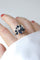 Bague 58.5 Bague cocktail monture fil en or blanc 18kt, saphirs et diamants 58 Facettes