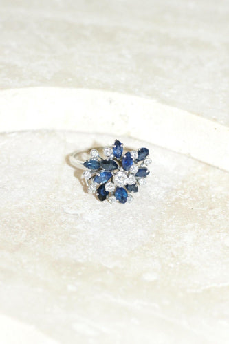 Bague 58.5 Bague cocktail monture fil en or blanc 18kt, saphirs et diamants 58 Facettes