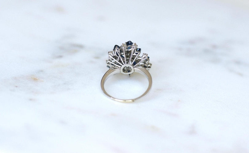 Bague 58.5 Bague cocktail monture fil en or blanc 18kt, saphirs et diamants 58 Facettes