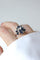 Bague 58.5 Bague cocktail monture fil en or blanc 18kt, saphirs et diamants 58 Facettes