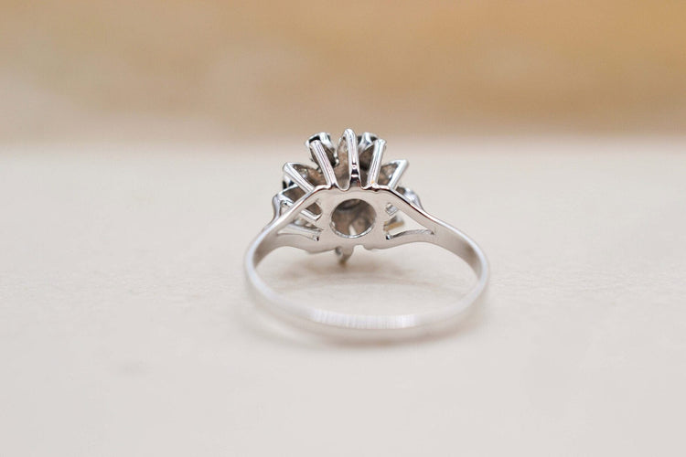 Bague 58 Bague florale en or blanc 18 carats et diamants 58 Facettes 3684