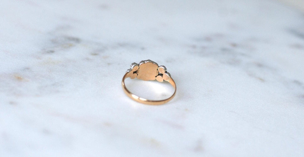 https://cdn.shopify.com/s/files/1/0075/4588/0666/files/bague-jarretiere-ancienne-marguerite-diamants-4457688.jpg?v=1758624723