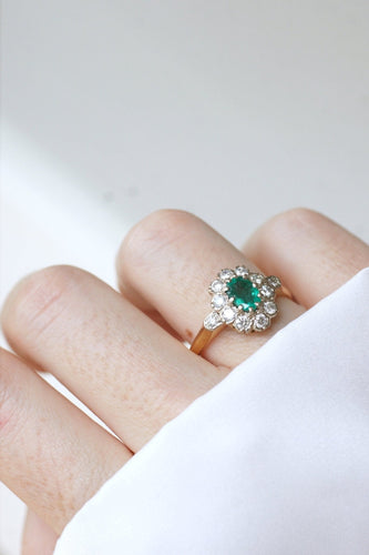 https://cdn.shopify.com/s/files/1/0075/4588/0666/products/bague-marguerite-emeraude-et-diamants-sur-or-127159.jpg?v=1685598211