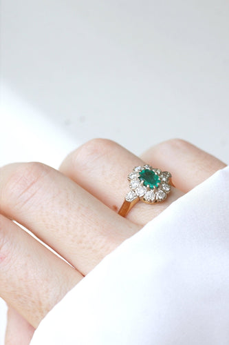 https://cdn.shopify.com/s/files/1/0075/4588/0666/products/bague-marguerite-emeraude-et-diamants-sur-or-144521.jpg?v=1685598211