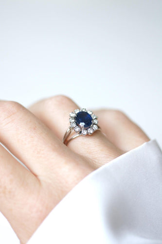 Bague 53.5 Bague marguerite saphir 2,40 ct et diamants en or blanc 18k 58 Facettes