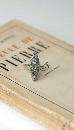 Bague 65 Bague marquise pavée en or jaune 18kt et diamants, émeraudes 58 Facettes