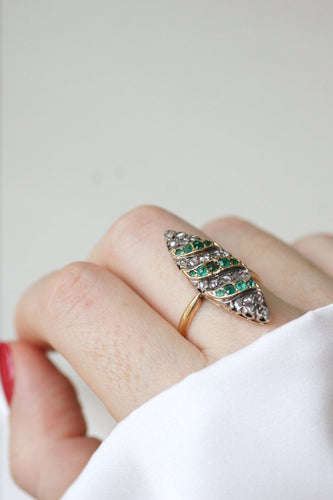 Bague 65 Bague marquise pavée en or jaune 18kt et diamants, émeraudes 58 Facettes