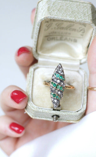 Bague 65 Bague marquise pavée en or jaune 18kt et diamants, émeraudes 58 Facettes