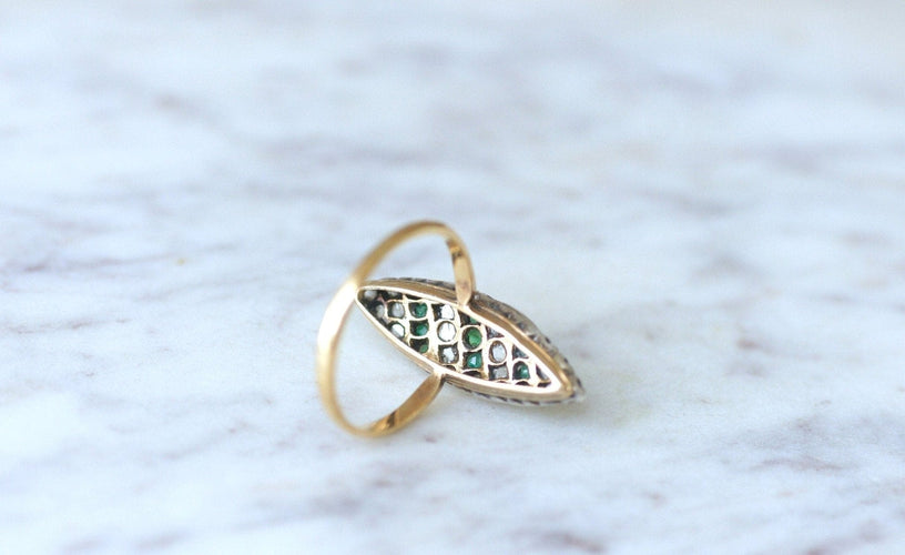 Bague 65 Bague marquise pavée en or jaune 18kt et diamants, émeraudes 58 Facettes
