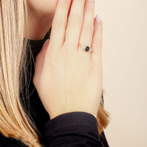 Bague 54 Bague en or jaune 18 carats avec saphir de Siam et diamants 58 Facettes OC-61100175