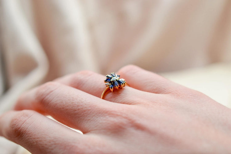 Bague 50 Bague en or jaune 14 carats saphirs taille trapèze et diamants 58 Facettes 3859