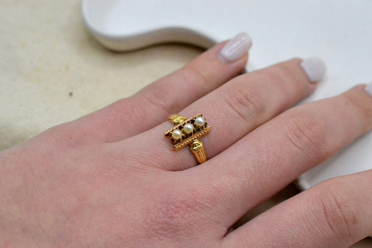 Bague 54 Bague barrette victorienne en or jaune 18 carats et perles 58 Facettes 3863