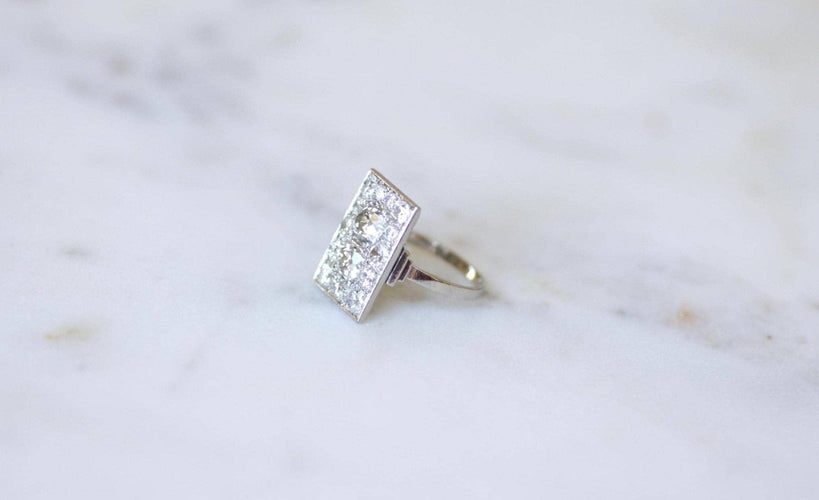 https://cdn.shopify.com/s/files/1/0075/4588/0666/files/bague-rectangulaire-art-deco-diamants-350-cts-2140236.jpg?v=1758624594