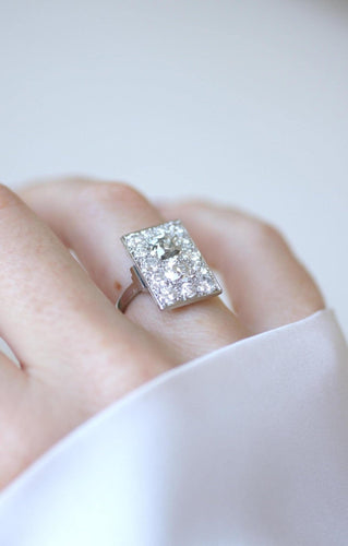 Bague 50 Bague Art déco rectangulaire en platine et diamants 3,50 cts 58 Facettes