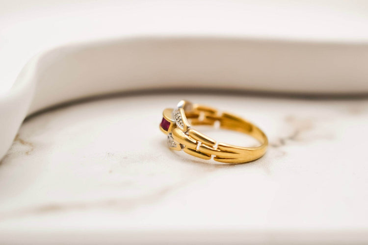 Bague 51 Bague Art Déco en or jaune 18 carats et rubis diamants 58 Facettes 3849