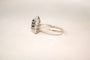 Bague 56.5 Bague marguerite en or blanc et saphir, entourage de diamants 58 Facettes 3746