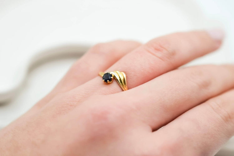 Bague 55 Bague décor ailé en or jaune 18k et saphir 58 Facettes 3804