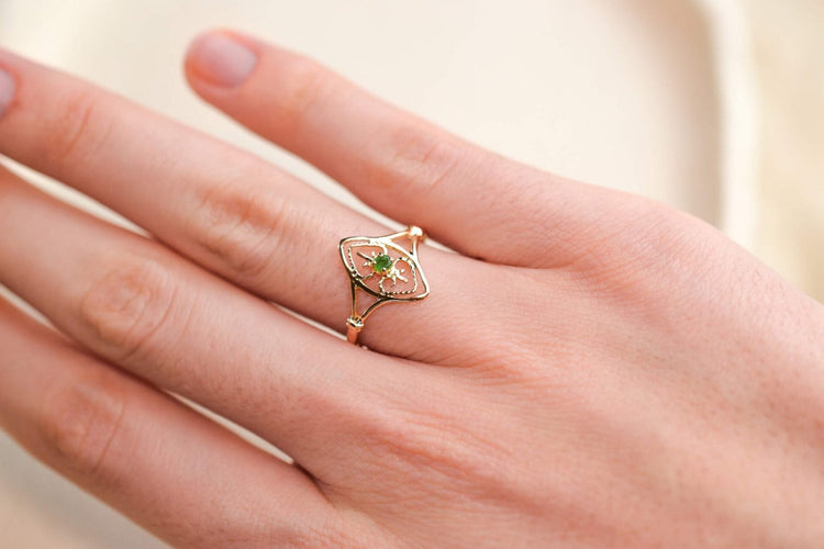 Bague 54 Bague navette ajourée en or jaune et émeraude 58 Facettes 3753