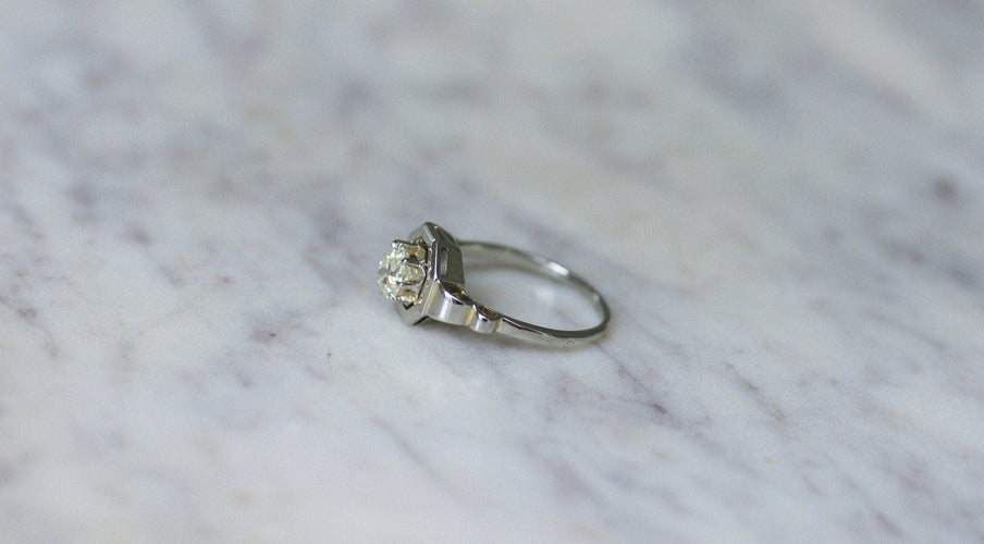 https://cdn.shopify.com/s/files/1/0075/4588/0666/files/bague-solitaire-diamant-090-ct-art-deco-957557.jpg?v=1717093650