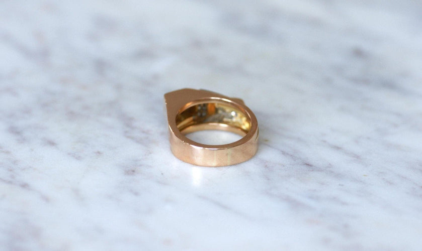 Bague 57 Bague tank asymétrique en or rose 18kt, platine et diamants 1,20 ct 58 Facettes