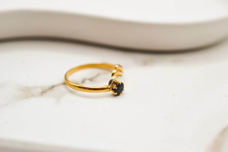 Bague 55 Bague décor ailé en or jaune 18k et saphir 58 Facettes 3804