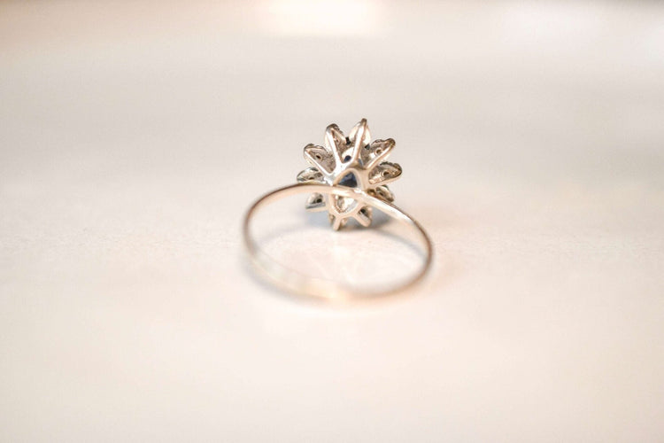 Bague 56.5 Bague marguerite en or blanc et saphir, entourage de diamants 58 Facettes 3746