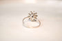Bague 56.5 Bague marguerite en or blanc et saphir, entourage de diamants 58 Facettes 3746