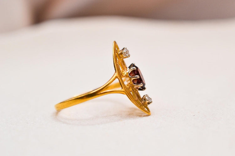 Bague 55 Bague Art Nouveau navette en or jaune 18 carats grenat et diamants 58 Facettes 3810