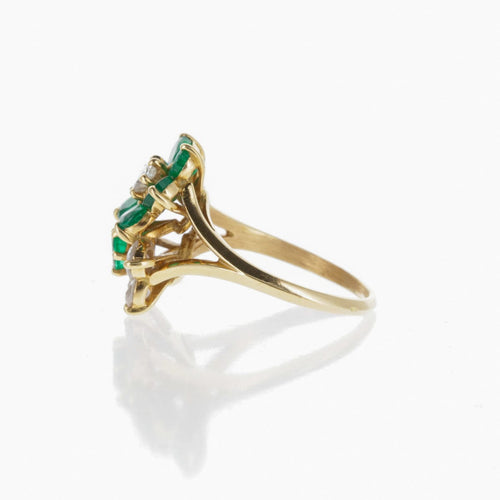 Bague 55 Mauboussin - Bague motif double fleur en or jaune 18 carats, émeraudes et diamants 58 Facettes 2.17688
