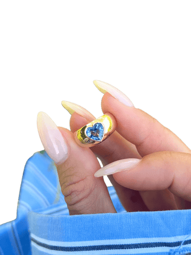 Bague 45 Chevalière jonc bombé en or jaune 18 carats au saphir cœur 58 Facettes 1