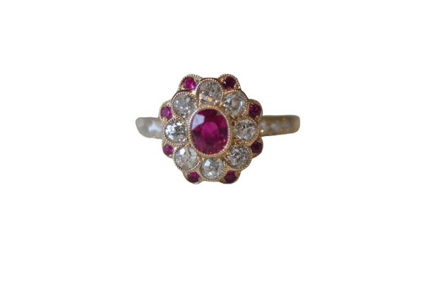 Bague 54 Bague en or jaune avec rubis et diamants 58 Facettes