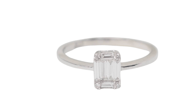 Bague 53.5 Bague solitaire en or gris 18 kt et diamants taille baguette 58 Facettes 32845