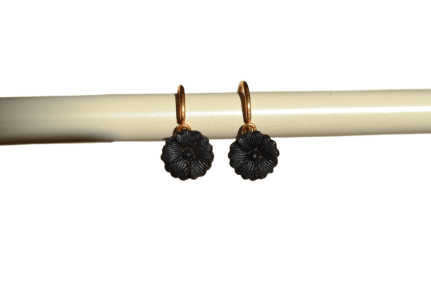 Boucles d'oreilles Boucles d’oreilles dormeuses fleur en or jaune et jais 58 Facettes 3762