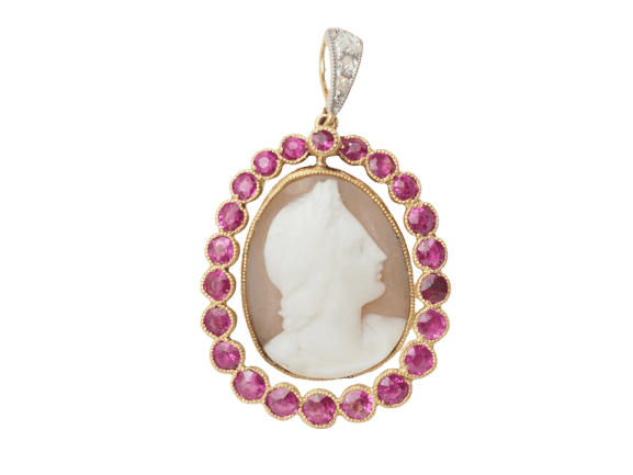 Pendentif Pendentif camée en or jaune 18 ct, rubis et diamants 58 Facettes 33399