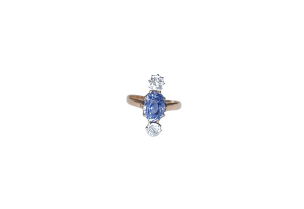 Bague 53 Bague ancienne saphir de Ceylan ovale en or rose 18kt et diamants 58 Facettes